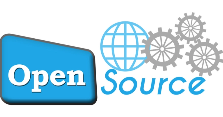 Logo “Open Source” composé d’un panneau bleu avec le mot “Open”, d’un globe stylisé et de plusieurs engrenages symbolisant la collaboration et l’ouverture du code.